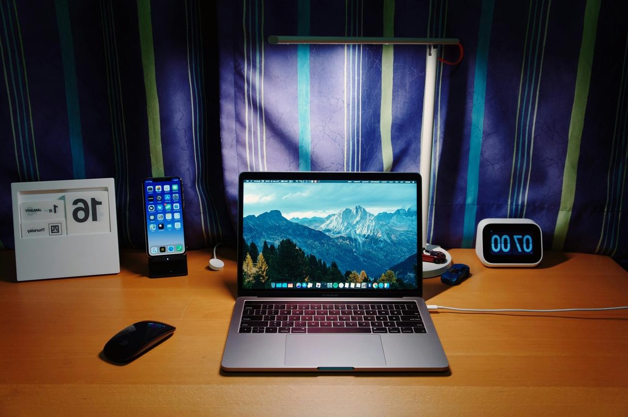 Equipa a trabalhar em projeto digital